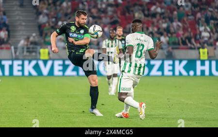 Budapest, Ungheria – 11 maggio 2022. L'attaccante dei Paks Daniel Bode e il centrocampista dei Ferencvaros Anderson siti durante la finale di Coppa d'Ungheria 2021/22 Ferencva Foto Stock