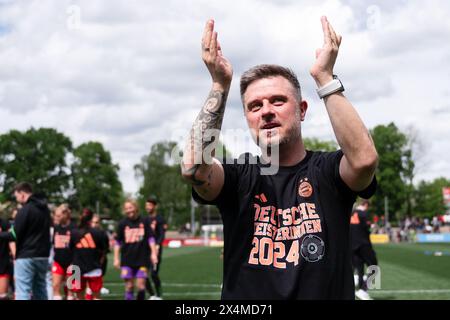 Leverkusen, Germania. 4 maggio 2024. Calcio, donne: Bundesliga, Bayer Leverkusen - Bayern Monaco, giorno 20, Ulrich-Haberland-Stadion. L'allenatore del Bayern Monaco Alexander Straus festeggia dopo la partita. Credito: Marius Becker/dpa - NOTA IMPORTANTE: in conformità con i regolamenti della DFL German Football League e della DFB German Football Association, è vietato utilizzare o far utilizzare fotografie scattate nello stadio e/o della partita sotto forma di immagini sequenziali e/o serie di foto video./dpa/Alamy Live News Foto Stock