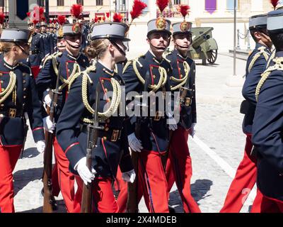 Saragozza, Spagna. 4 maggio 2024. Re Felipe de Borbón accompagnato dalla regina Letizia giurò nuovamente la bandiera insieme ai suoi compagni di classe all'Accademia militare generale di Saragozza. A questo evento, accadde così che sua figlia, la Principessa delle Asturie, stava sfilando mentre stavano sviluppando il loro addestramento militare. Juan Antonio Perez/Alamy Live News Foto Stock