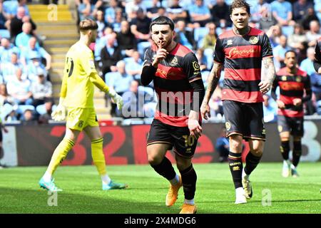 Elijah Dixon Bonner (19 Queens Park Rangers) festeggia dopo aver segnato il primo gol delle squadre durante la partita del campionato Sky Bet tra Coventry City e Queens Park Rangers alla Coventry Building Society Arena, Coventry, sabato 4 maggio 2024. (Foto: Kevin Hodgson | mi News) crediti: MI News & Sport /Alamy Live News Foto Stock