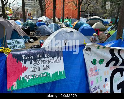 Ottawa, Canada. 3 maggio 2024. Manifestanti pro-palestinesi sono visti in un accampamento di tende di fronte alla Tabaret Hall presso l'Università di Ottawa, in Canada, il 3 maggio 2024. Crediti: Min Chen/Xinhua/Alamy Live News Foto Stock