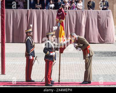 Saragozza, Spagna. 4 maggio 2024. Re Felipe de Borbón accompagnato dalla regina Letizia giurò nuovamente la bandiera insieme ai suoi compagni di classe all'Accademia militare generale di Saragozza. A questo evento, accadde così che sua figlia, la Principessa delle Asturie, stava sfilando mentre stavano sviluppando il loro addestramento militare. Juan Antonio Perez/Alamy Live News Foto Stock