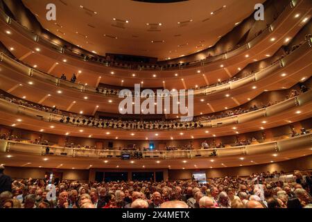 Pubblico dell'opera nell'auditorium, Four Seasons Centre for the Performing Arts, Toronto, Canada Foto Stock