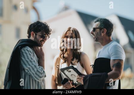 Colleghi d'affari che discutono di strategie in un ambiente urbano vivace Foto Stock