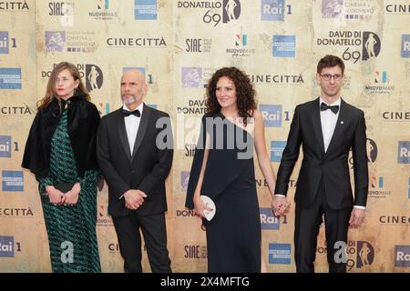 Protagonisti del Red carpet della cerimonia di premiazione del David di Donatello 2024 a Roma, Italia, presso gli studi Cinecittà. (Foto di Gennaro Leonardi/Pacific Press) Foto Stock