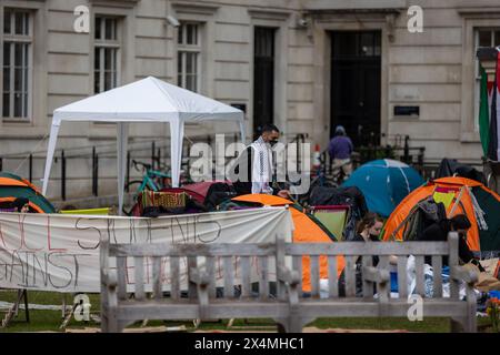 University College London, sabato 4 maggio 2024. 3° giorno dell'accampamento degli studenti presso l'UCL. Una grande folla di manifestanti fuori dai cancelli dell'UCL per mostrare sostegno all'accampamento degli studenti. Gli studenti stanno sostenendo la cessione in aziende complici della guerra in corso da parte di Israele contro il popolo di Gaza. Abdullah Bailey/Alamy Live News Foto Stock