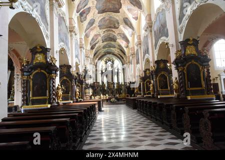 Innenraum der Klosterkirche Mariä Himmelfahrt von Anselmo Lurag, Die zum Strahov-Kloster gehört. DAS Kloster wurde um 1143 von Herzog Vladislav II für den Prämonstratensorden erbaut. Seinen Namen erhielt es aufgrund Seiner Strategisch günstigen Lage außerhalb der ursprünglichen Stadtmauer als bewachter Zugang zur Burg. Strahovati ist das tschechische Wort für bewachen Dennoch wurde das Kloster mehrfach durch Feuer und Kriege stark beschädigt und im 17. Jahrhundert im Barockstil vollständig um- und wiederaufgebaut. Die Anlage umfaßt die 1599 von Rudolf II zum Dank für das Ende einer Pestepedemi Foto Stock