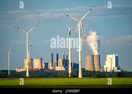Centrale elettrica a lignite di Neurath, RWE Power AG, parco eolico parzialmente di proprietà di RWE, Grevenbroich, NRW, Germania Foto Stock