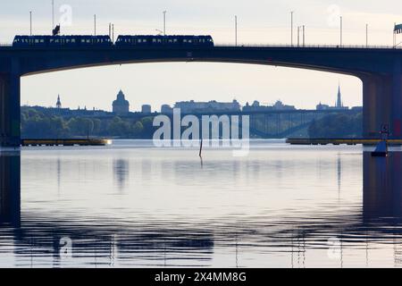 Giorno d'estate a Stoccolma. Tram sul ponte tra Bromma ed Essingen a Stoccolma Foto Stock