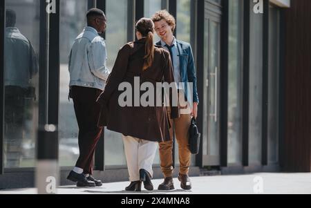 Tre uomini d'affari multiculturali che discutono idee di progetti all'aperto in città Foto Stock