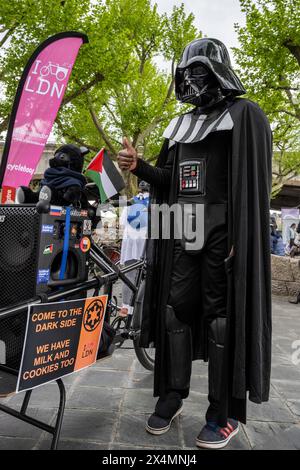 Londra, Regno Unito. 4 maggio 2024. Un fan di Star Wars in costume di Dart Fener si unisce ad altri vestiti come i loro personaggi preferiti di Star Wars, così come i supereroi, riuniti al Teatro Nazionale prima di un giro celebrativo in bicicletta intorno alla capitale in quello che è diventato noto come il "giorno di Guerre stellari". I fan di Star Wars hanno notato che la prima parte della frase del film "May the Force Be With You" suona come "May the Fourth", quindi il 4 maggio è diventata la scelta ovvia per celebrare il franchise. Crediti: Stephen Chung / Alamy Live News Foto Stock