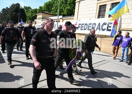 Un grande striscione con l'iscrizione "salutiamo i delegati della Federazione terroristica russa” e un gruppo di persone con bandiere dell'Unione europea, della NATO e dell'Ucraina hanno aspettato oggi, 4 maggio 20024, di fronte all'ingresso principale del Cimitero centrale di Brno per l'arrivo dei sostenitori del gruppo motociclistico pro-Putin Lupi notturni, che erano venuti a deporre ghirlande al monumento ai soldati dell'Armata Rossa morti durante la liberazione del territorio ceco. La protesta, organizzata dal gruppo Kaputin, è stata scatenata da una sosta sulla "Victory Road" organizzata dal gruppo Night Wolves MC Europe, un offsho Foto Stock