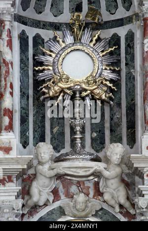 Mostro sull'altare della Santa Croce nella Chiesa di tutti i Santi a Blato, isola di Korcula, Croazia Foto Stock