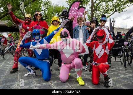 Londra, Regno Unito. 4 maggio 2024. I fan di Star Wars vestiti come i loro personaggi preferiti di Star Wars, così come i supereroi, si riuniscono al Teatro Nazionale prima di un giro in bicicletta celebrativo intorno alla capitale in quello che è diventato noto come "Star Wars Day". I fan di Star Wars hanno notato che la prima parte della frase del film "May the Force Be With You" suona come "May the Fourth", quindi il 4 maggio è diventata la scelta ovvia per celebrare il franchise. Crediti: Stephen Chung / Alamy Live News Foto Stock