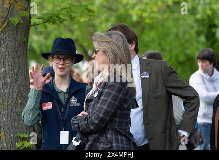 Windsor, Berkshire, Regno Unito. 4 maggio 2024. Lady Louise Mountbatten-Windsor (L), la figlia del Duca e della Duchessa di Edimburgo, spiega i dettagli del Gran Premio Internazionale di guida ad un ospite al Royal Windsor Horse Show ambientato nei terreni privati del Castello di Windsor nel Berkshire. Crediti: Maureen McLean/Alamy Live News Foto Stock