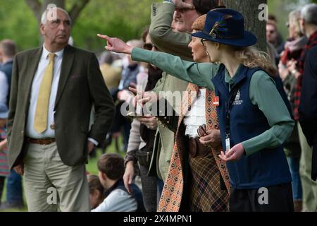 Windsor, Berkshire, Regno Unito. 4 maggio 2024. Lady Louise Mountbatten-Windsor (Blue Hat), che è un'Offical al Royal Windsor Horse Show, guarda il Gran Premio Internazionale di guida. Lo show Royal Windsor Horse si svolge nei terreni privati del Castello di Windsor nel Berkshire. Crediti: Maureen McLean/Alamy Live News Foto Stock