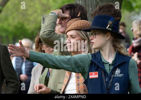 Windsor, Berkshire, Regno Unito. 4 maggio 2024. Lady Louise Mountbatten-Windsor (Blue Hat), che è un'Offical al Royal Windsor Horse Show, guarda il Gran Premio Internazionale di guida. Lo show Royal Windsor Horse si svolge nei terreni privati del Castello di Windsor nel Berkshire. Crediti: Maureen McLean/Alamy Live News Foto Stock