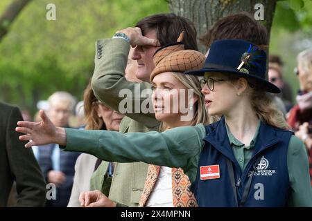 Windsor, Berkshire, Regno Unito. 4 maggio 2024. Lady Louise Mountbatten-Windsor (Blue Hat), che è un'Offical al Royal Windsor Horse Show, guarda il Gran Premio Internazionale di guida. Lo show Royal Windsor Horse si svolge nei terreni privati del Castello di Windsor nel Berkshire. Crediti: Maureen McLean/Alamy Live News Foto Stock