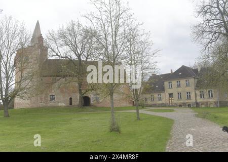 Blick auf Die Burg Klempenow. Die Burg Klempenow ist eine mittelalterliche Burganlage, Die direkt an der Tollense steht. SIE gehörte zu einer Reihe von Befestigungen, die die Übergänge über die Tollense zwischen Altentreptow und Demmin schützten. SIE wurde zusammen mit anderen Burgen seit 1231 von den pommerschen Herzögen erbaut, deren Macht durch den staufischen Kaiser Friedrich II. Nach langen Auseinandersetzungen mit Dänen, Slawen und christlichen Polen um den politischen Einfluss in der damals wirtschaftlich und bestätigt wichtigen Gegend militärisch wurde. Um 1240 trat der pommersche Herz Foto Stock