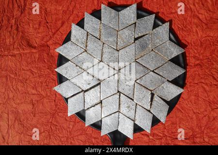 Fondo di dolci indiani Kaju katli con lamina di varak argento. Vista dall'alto del katli Kaju fatto di anacardi Foto Stock