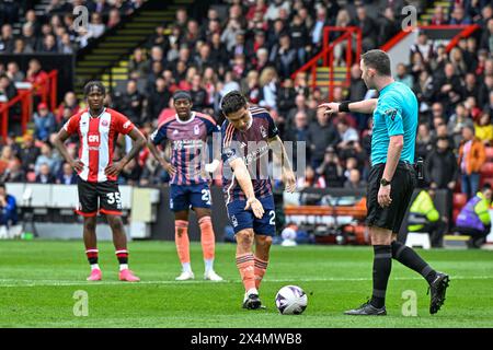 Gonzalo Montiel di Nottingham Forest punta al pallone durante la partita di Premier League Sheffield United vs Nottingham Forest a Bramall Lane, Sheffield, Regno Unito, 4 maggio 2024 (foto di Cody Froggatt/News Images) Foto Stock