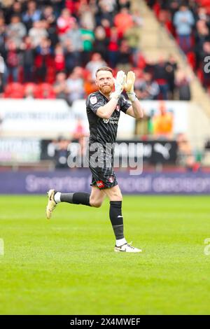 AESSEAL New York Stadium, Rotherham, Inghilterra - 4 maggio 2024 Viktor Johansson portiere del Rotherham United applaude i tifosi del Rotherham United nella sua potenzialmente ultima apparizione per il club - durante la partita Rotherham United contro Cardiff City, Sky Bet Championship, 2023/24, AESSEAL New York Stadium, Rotherham, Inghilterra - 4 maggio 2024 crediti: Mathew Marsden/WhiteRosePhotos/Alamy Live News Foto Stock