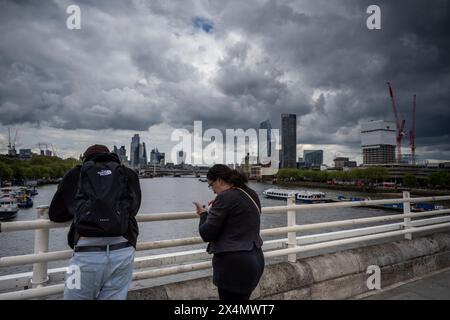 Londra, Regno Unito. 4 maggio 2024. Meteo Regno Unito : i turisti sul Waterloo Bridge affrontano le condizioni prima delle previsioni di precipitazioni temporali all'inizio del fine settimana festivo di maggio. Crediti: Stephen Chung / Alamy Live News Foto Stock