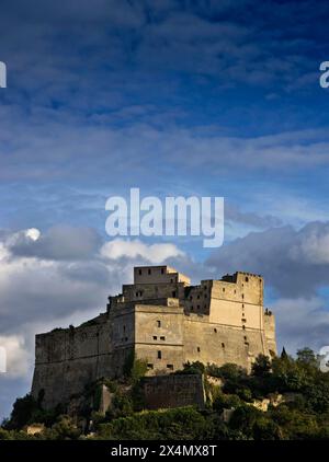 L'Italia, Campania, Bacoli (Napoli), la vista della Baia Aragonese, castello costruito nel 1495 ac Foto Stock