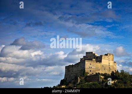 L'Italia, Bacoli (Napoli), la vista della Baia Aragonese, castello costruito nel 1495 ac Foto Stock