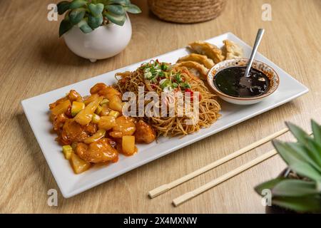 Piatto asiatico con spaghetti, gnocchi e pollo agrodolce con salsa Foto Stock