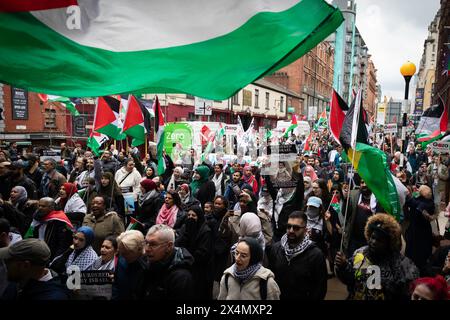 Manchester, Regno Unito. 4 maggio 2024. Centinaia di sostenitori filo-palestinesi marciano attraverso la città. I movimenti palestinesi si uniscono in solidarietà per la giornata internazionale dei lavoratori per sensibilizzare tutti i professionisti che operano a Gaza. Crediti: Andy Barton/Alamy Live News Foto Stock