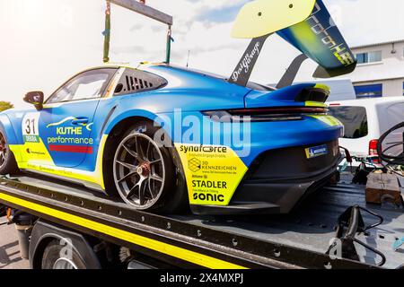 Oschersleben, Germania. 29 aprile 2024. Porsche 911 GT3 Cup Team Proton Huber Competition rotto dopo un incidente caricato sul servizio di sicurezza del rimorchio Foto Stock