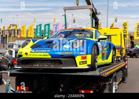 Oschersleben, Germania. 29 aprile 2024. Porsche 911 GT3 Cup Team Proton Huber Competition rotto dopo un incidente caricato sul servizio di sicurezza del rimorchio Foto Stock