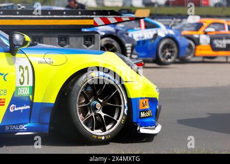 Oschersleben, Germania. 29 aprile 2024. Porsche 911 GT3 Cup Team Proton Huber Competition rotto dopo un incidente caricato sul servizio di sicurezza del rimorchio Foto Stock