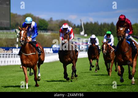 Goodwood, Regno Unito. 4 maggio 2024. Get Ye Rosebuds, guidato da R P Whelan (Blue Cap), vince le 3,20 British Stallion Studs EBF Daisy Warwick Fillies' Stakes al Goodwood Racecourse, Regno Unito. Crediti: Paul Blake/Alamy Live News. Foto Stock