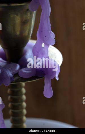 La candela fusa gocciola lungo il candelabro sotto forma di gocce solide, Zagabria, Croazia; Foto Stock