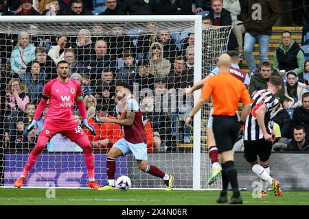 Burnley, Regno Unito. 4 maggio 2024. Sean Longstaff del Newcastle United tira e segna il secondo gol della sua squadra. Partita di Premier League, Burnley contro Newcastle Utd al Turf Moor di Burnley, Lancs sabato 4 maggio 2024. Questa immagine può essere utilizzata solo per scopi editoriali. Solo per uso editoriale, foto di Chris Stading/Andrew Orchard fotografia sportiva/Alamy Live news credito: Andrew Orchard fotografia sportiva/Alamy Live News Foto Stock