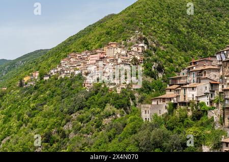 Vista panoramica di Ascrea, bellissimo borgo vicino al Lago di Turano, in provincia di Rieti, Lazio, Italia. Foto Stock