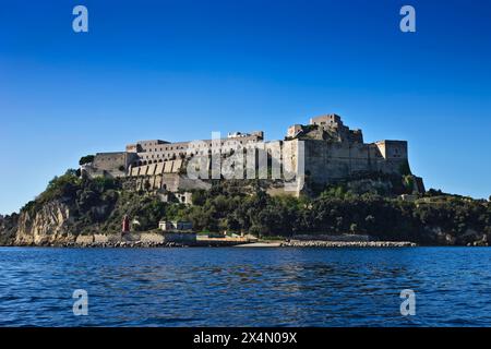 L'Italia, Campania, Bacoli (Napoli), la vista della Baia Aragonese, castello costruito nel 1495 ac Foto Stock