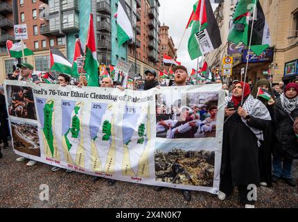 Manchester, Regno Unito. 4 maggio 2024. Protesta palestinese a Manchester. I manifestanti incontrarono un gruppo di manifestanti pro Israele dopo aver lasciato il centro della città su Oxford Road dove gli amministratori e la polizia tenevano separati i gruppi. I manifestanti pro palestinesi hanno poi marciato verso la tenda studentesca di protesta al Brunswick Park dell'Università di Manchester. Manchester Regno Unito. Picture garyrobertsphotography/worldwidefeatures.com credito: GaryRobertsphotography/Alamy Live News Foto Stock