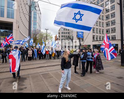 Manchester, Regno Unito. 4 maggio 2024. Protesta palestinese a Manchester. I manifestanti incontrarono un gruppo di manifestanti pro Israele dopo aver lasciato il centro della città su Oxford Road dove gli amministratori e la polizia tenevano separati i gruppi. I manifestanti pro palestinesi hanno poi marciato verso la tenda studentesca di protesta al Brunswick Park dell'Università di Manchester. Manchester Regno Unito. Picture garyrobertsphotography/worldwidefeatures.com credito: GaryRobertsphotography/Alamy Live News Foto Stock