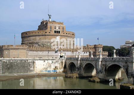 Castel Sant'Angelo e il ponte sul fiume Tevere a Roma, Italia Foto Stock