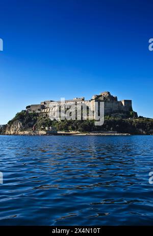 L'Italia, Campania, Bacoli (Napoli), la vista della Baia Aragonese, castello costruito nel 1495 ac Foto Stock