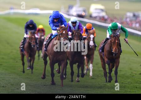 Discorso notevole guidato da William Buick (secondo a sinistra) sulla strada per vincere la QIPCO 2000 Guineas Stakes il secondo giorno del QIPCO Guineas Festival al Newmarket Racecourse, Suffolk. Data foto: Sabato 4 maggio 2024. Foto Stock