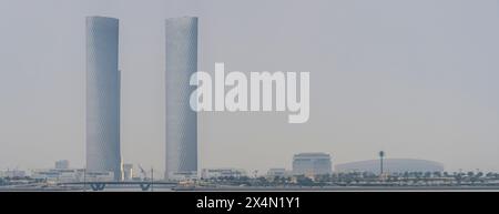 Lusail, Qatar- 10 marzo 2024: La città di lusail di recente sviluppo con la torre per al sadd sullo sfondo Foto Stock