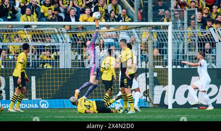 Dortmund, Germania. 4 maggio 2024. Calcio: Bundesliga, Borussia Dortmund - FC Augsburg, Matchday 32, Signal Iduna Park. Il portiere di Dortmund Gregor Kobel in azione. Credito: Bernd Thissen/dpa - NOTA IMPORTANTE: in conformità con i regolamenti della DFL German Football League e della DFB German Football Association, è vietato utilizzare o far utilizzare fotografie scattate nello stadio e/o della partita sotto forma di immagini sequenziali e/o serie di foto video./dpa/Alamy Live News Foto Stock