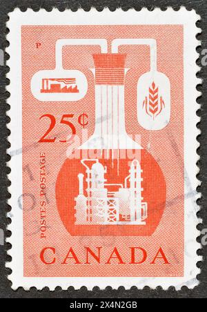 Francobollo cancellato stampato dal Canada, che mostra industria chimica, circa 1956. Foto Stock