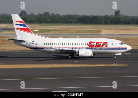 CSA Czech Airlines Boeing 737-500 con registrazione OK-XGC sulla strada di rullaggio all'aeroporto di Dusseldorf Foto Stock