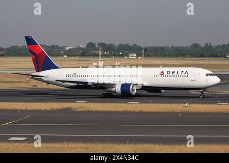 Delta Air Lines Boeing 767-300 con numero di registrazione N1604R sulla strada di rullaggio all'aeroporto di Dusseldorf Foto Stock