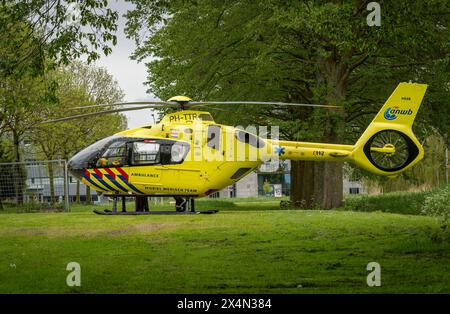 Amsterdam, Paesi Bassi, 04.05.2024, elicottero ambulanza olandese, elicottero trauma giallo atterrato in strada Foto Stock